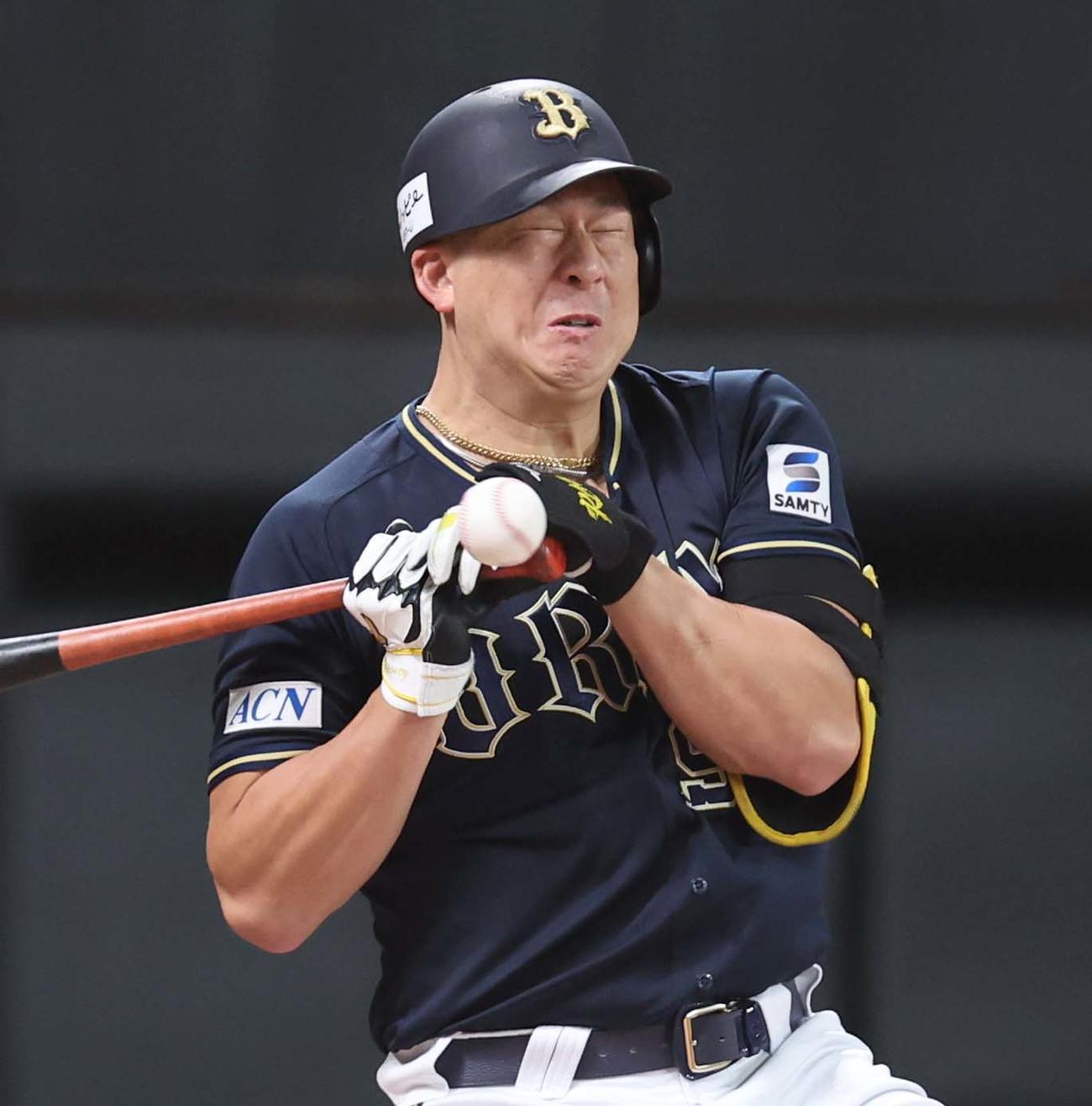 日本ハム対オリックス　6回表オリックス無死一塁、死球を受ける杉本（撮影・黒川智章）