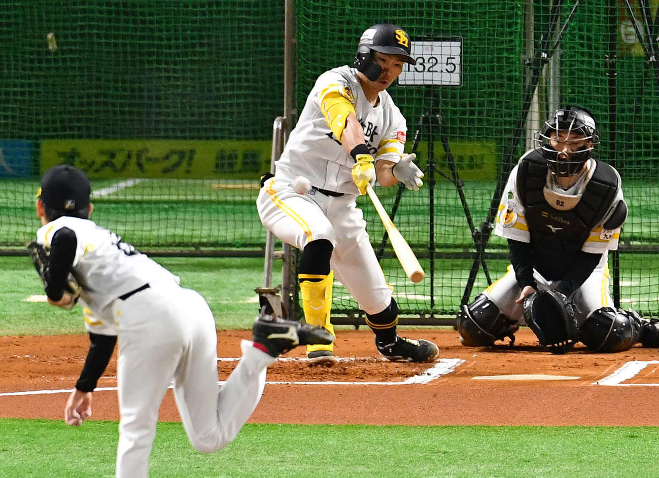 ライブBPで大津（左）から長打を放つソフトバンク中村（撮影・岩下翔太）