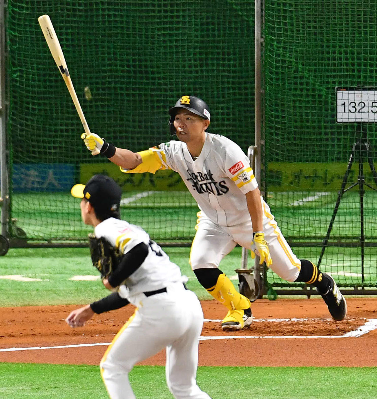 ライブBPで大津（左）から長打を放つソフトバンク中村（撮影・岩下翔太）