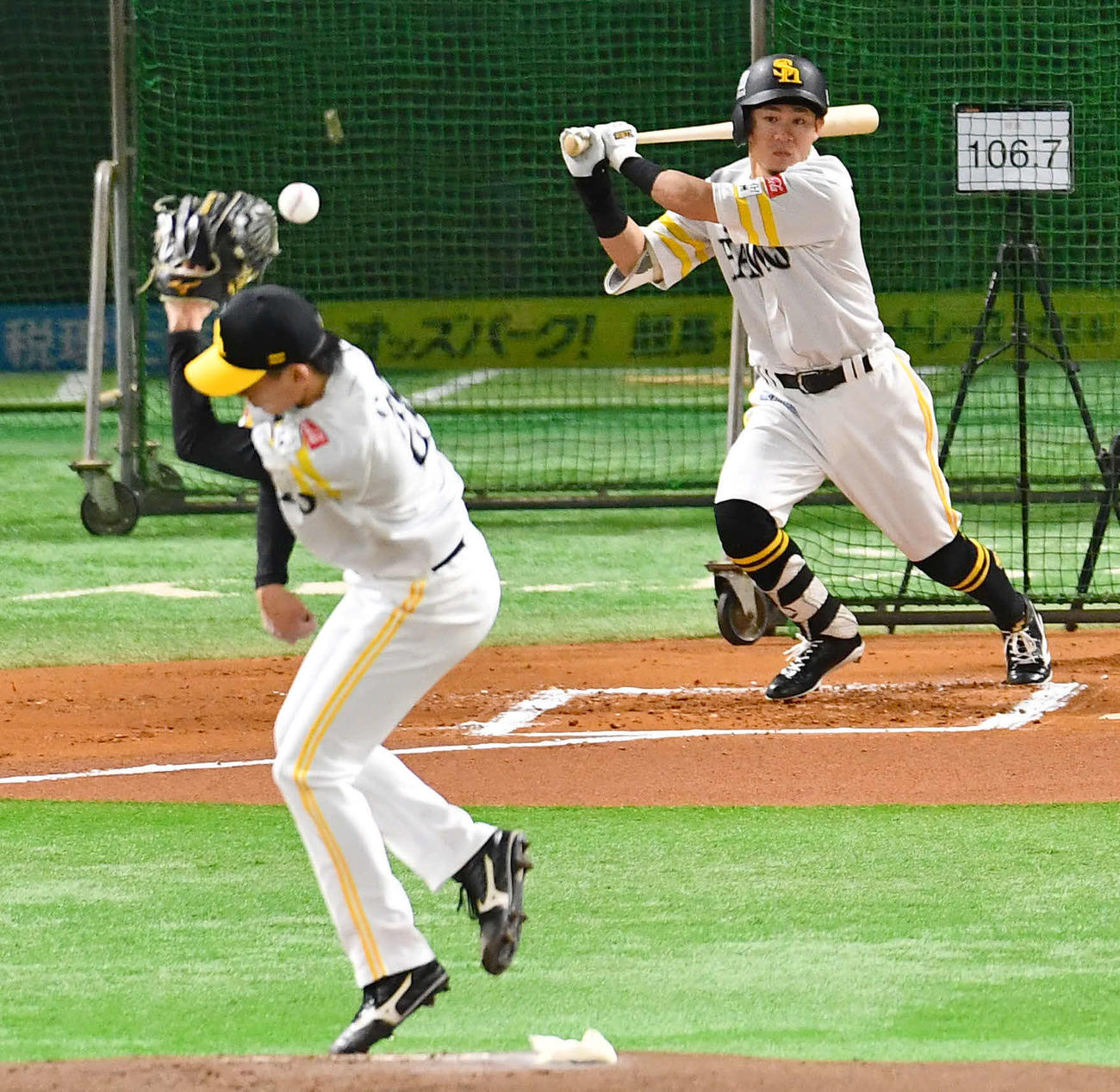 ライブBPで牧原大（右）の投手返しをグラブで止めるソフトバンク大津（撮影・岩下翔太）