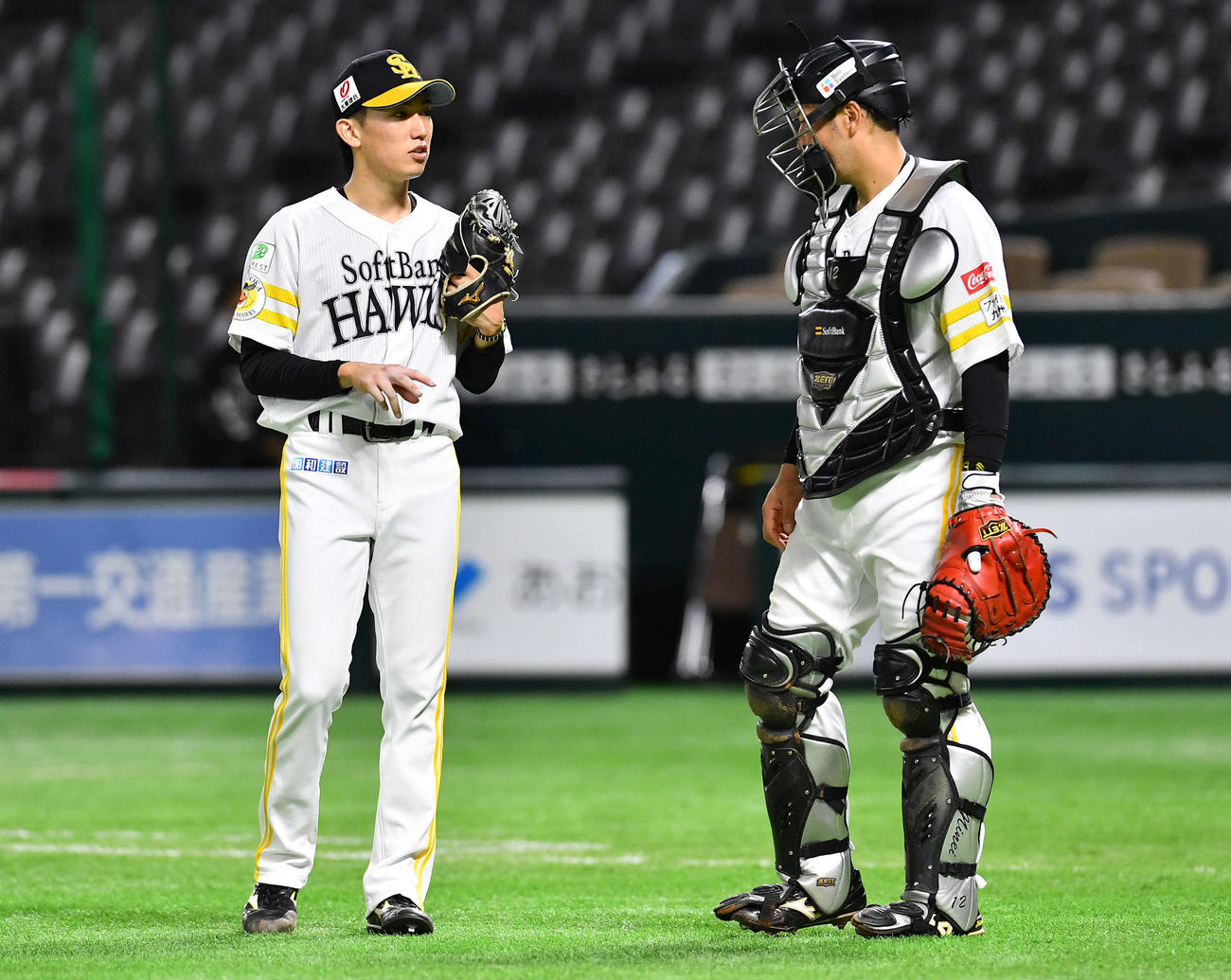 ライブBPで2度目の登板前に嶺井（右）と話すソフトバンク大津（撮影・岩下翔太）