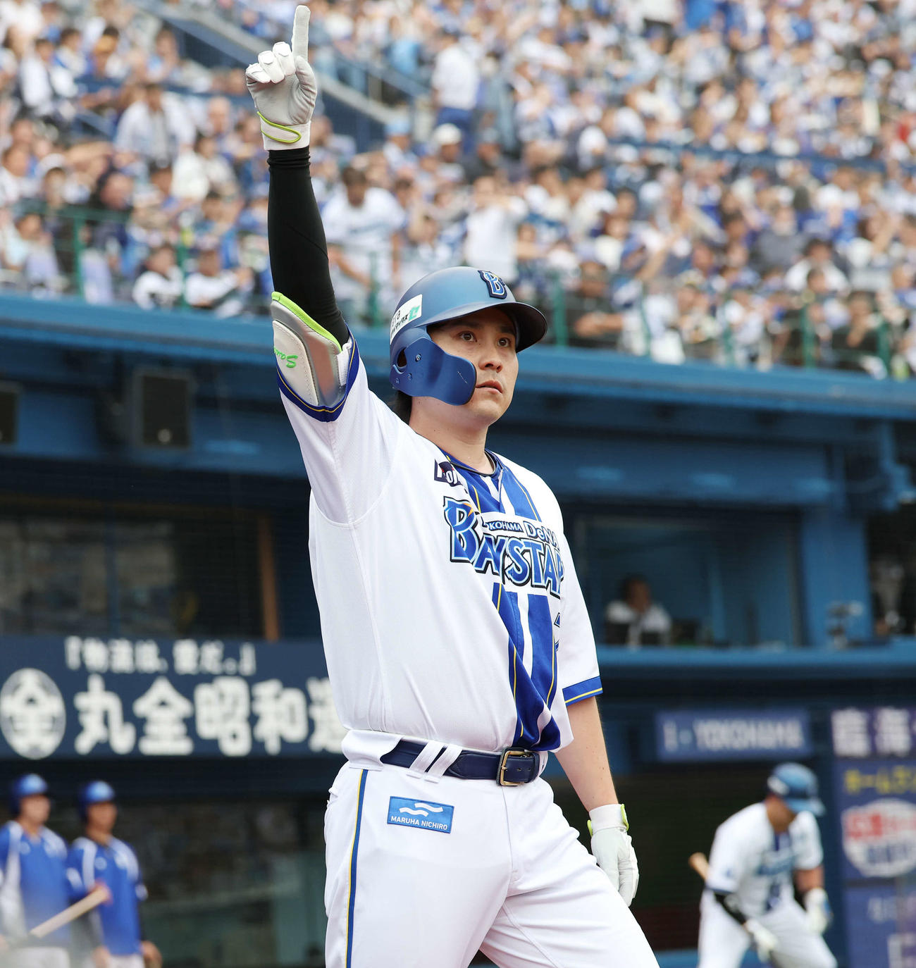 DeNA対巨人　1回裏DeNA1死二塁、右越え2点本塁打を放ちポーズをとる佐野（撮影・宮地輝）