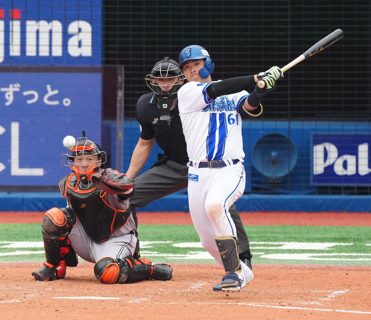 DeNA対巨人　5回裏DeNA1死、中前打を放つ蝦名（撮影・江口和貴）