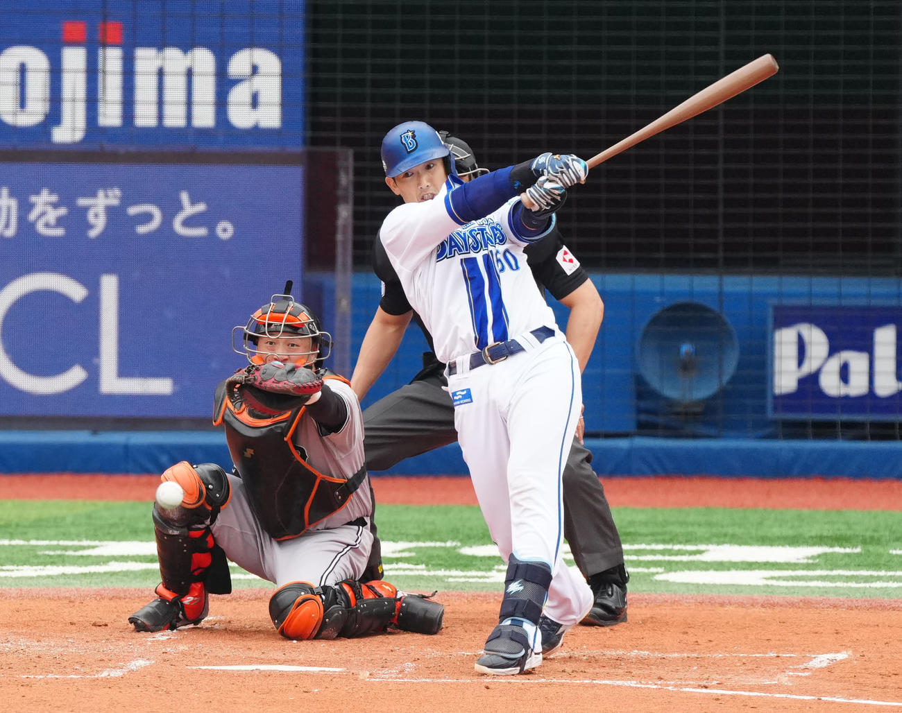DeNA対巨人　1回裏DeNA2死一塁、中前打を放つ山本（撮影・江口和貴）