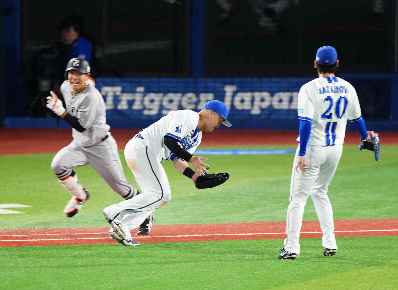 DeNA対巨人　11回表巨人1死満塁、適時内野安打となった佐々木（左）の打球を処理する一塁手牧（中央）（撮影・江口和貴）