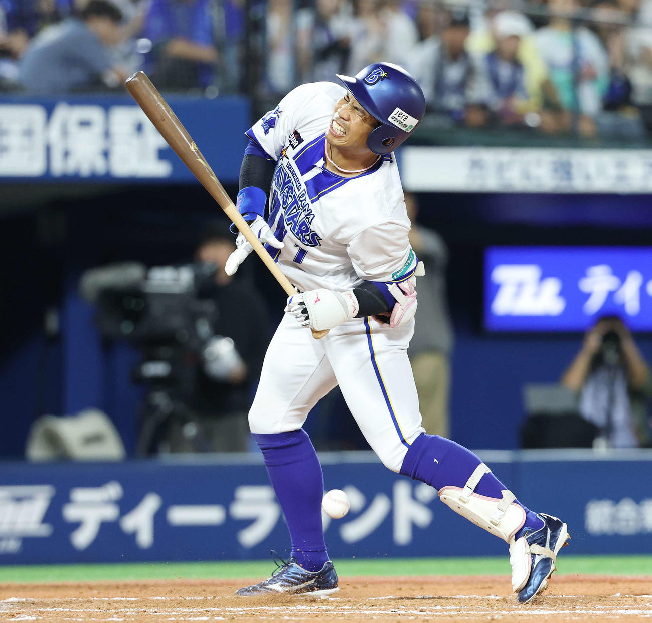 DeNA対巨人　10回裏DeNA1死、死球を受ける桑原（撮影・宮地輝）