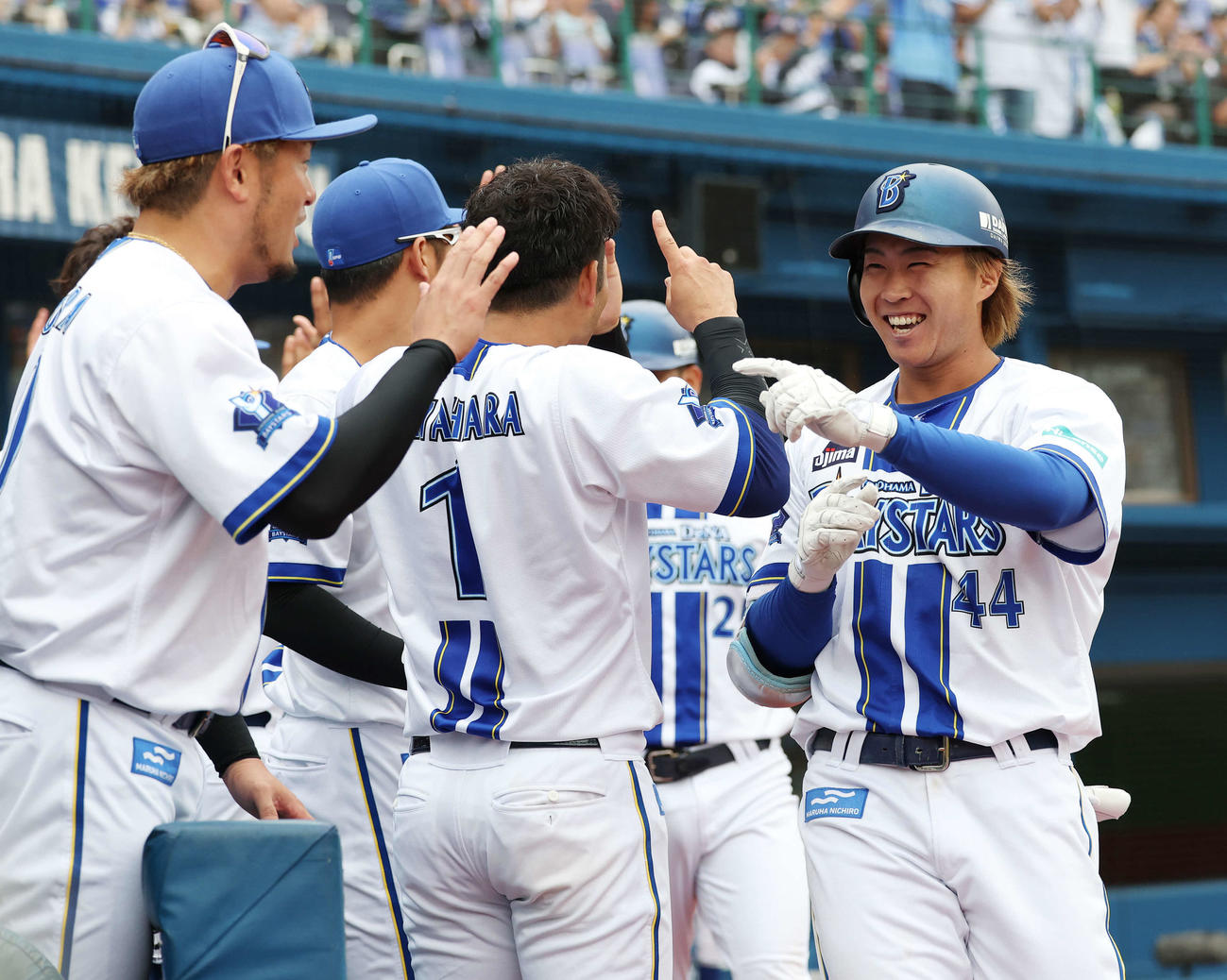 DeNA対巨人　1回裏DeNA2死一、二塁、左越え3点本塁打を放ちチームメートと喜ぶ石上（撮影・宮地輝）