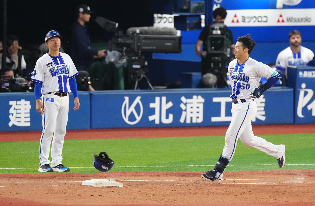 DeNA対巨人　8回裏DeNA2死満塁、遊ゴロに倒れ、ヘルメットを投げる山本（右）（撮影・江口和貴）