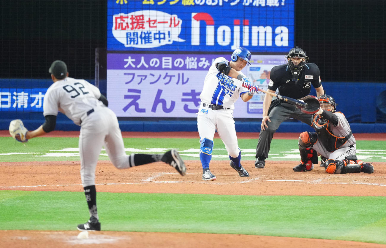 DeNA対巨人　8回裏DeNA1死一、三塁、空振り三振に倒れる筒香。投手マルティネス（撮影・江口和貴）