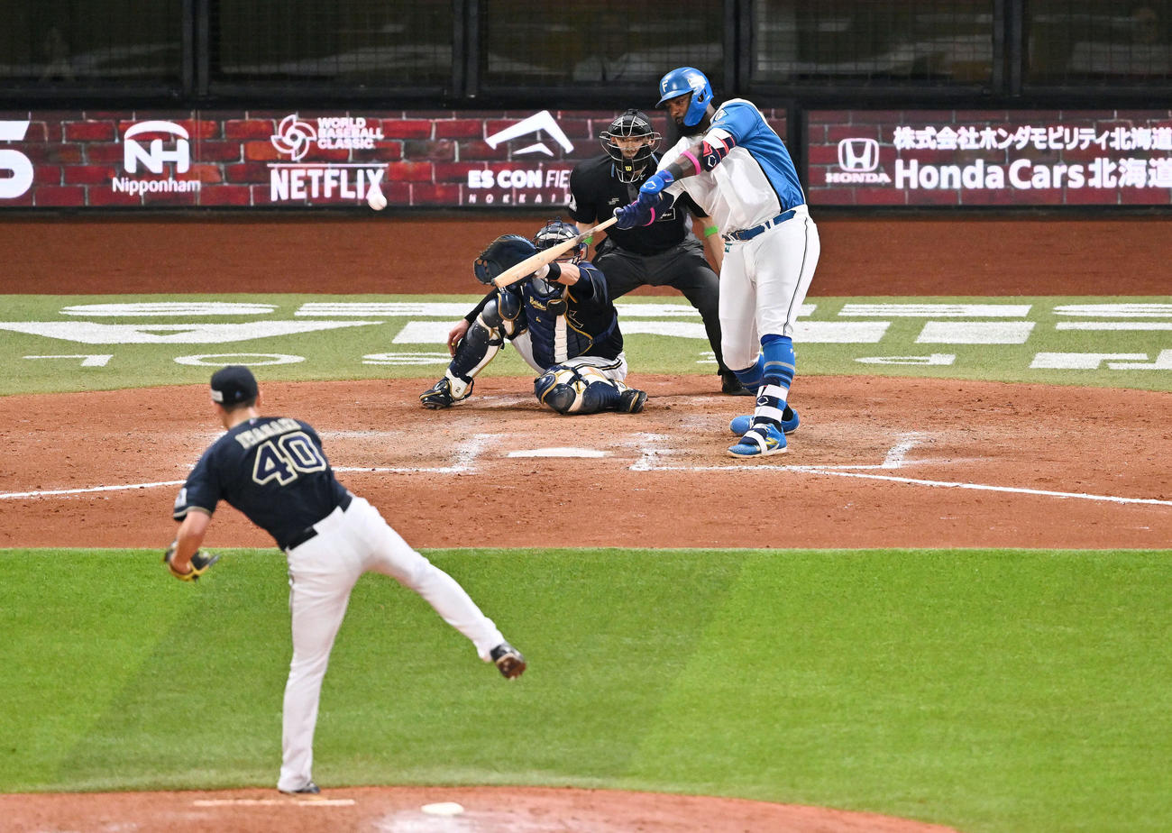 日本ハム対オリックス　8回裏日本ハム2死一、二塁、レイエスは2点適時打を放つ。投手岩崎（撮影・滝沢徹郎）