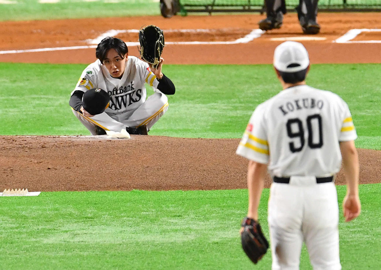 ライブBPで牧原大から投手返しを受けて転倒するも、小久保監督（右）に無事をアピールするソフトバンク大津（撮影・岩下翔太）