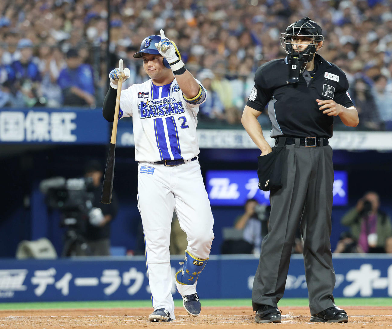 DeNA対巨人　8回裏DeNA2死一、三塁、死球の判定を巡りリクエストを要求する牧（撮影・宮地輝）