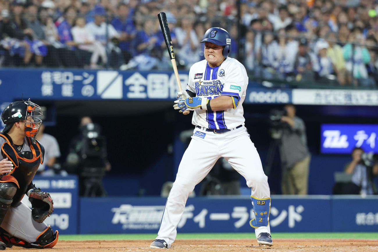 DeNA対巨人　8回裏DeNA2死一、三塁、死球を受ける牧（撮影・宮地輝）