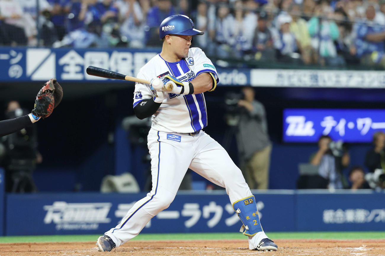 DeNA対巨人　8回裏DeNA2死一、三塁、死球を受ける牧（撮影・宮地輝）