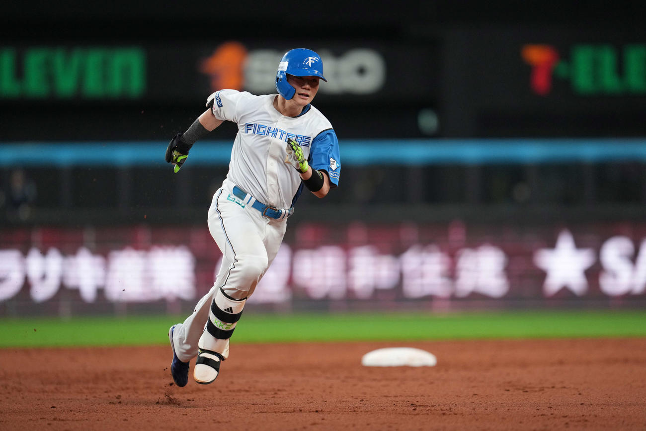 日本ハム対オリックス　3回裏日本ハム1死一、二塁、2点適時三塁打を放つ清宮幸（撮影・井上学）