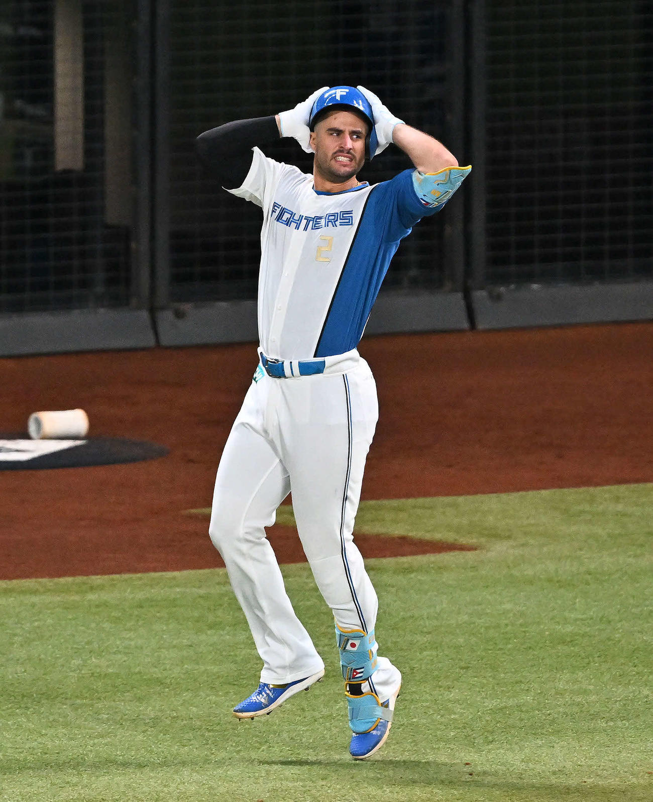 日本ハム対オリックス　6回裏日本ハム1死一、二塁、代打マルティネスは左飛に倒れ悔しがる（撮影・滝沢徹郎）