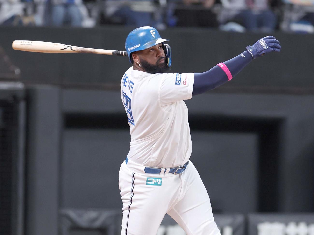 日本ハム対オリックス　8回裏日本ハム2死一、二塁、右前2点適時打を放つレイエス（撮影・黒川智章）