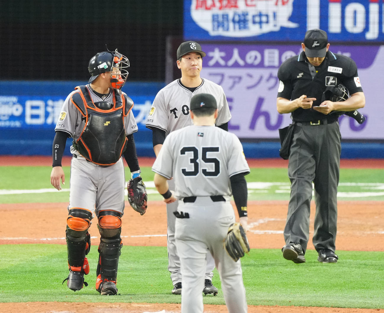 DeNA対巨人　8回裏DeNA無死一塁、けん制悪送球した大勢（中央）（撮影・江口和貴）