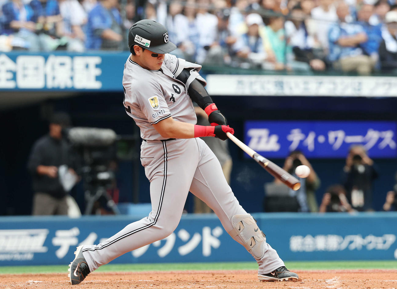 DeNA対巨人　5回表巨人1死、左前打を放つ岡本（撮影・宮地輝）