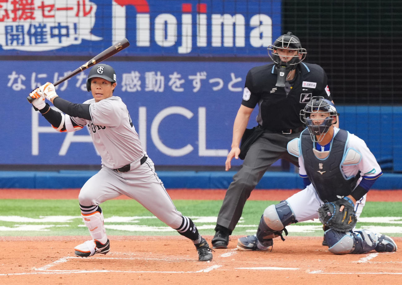 DeNA対巨人　1回表巨人2死一、二塁、右前打を放つ佐々木（撮影・江口和貴）