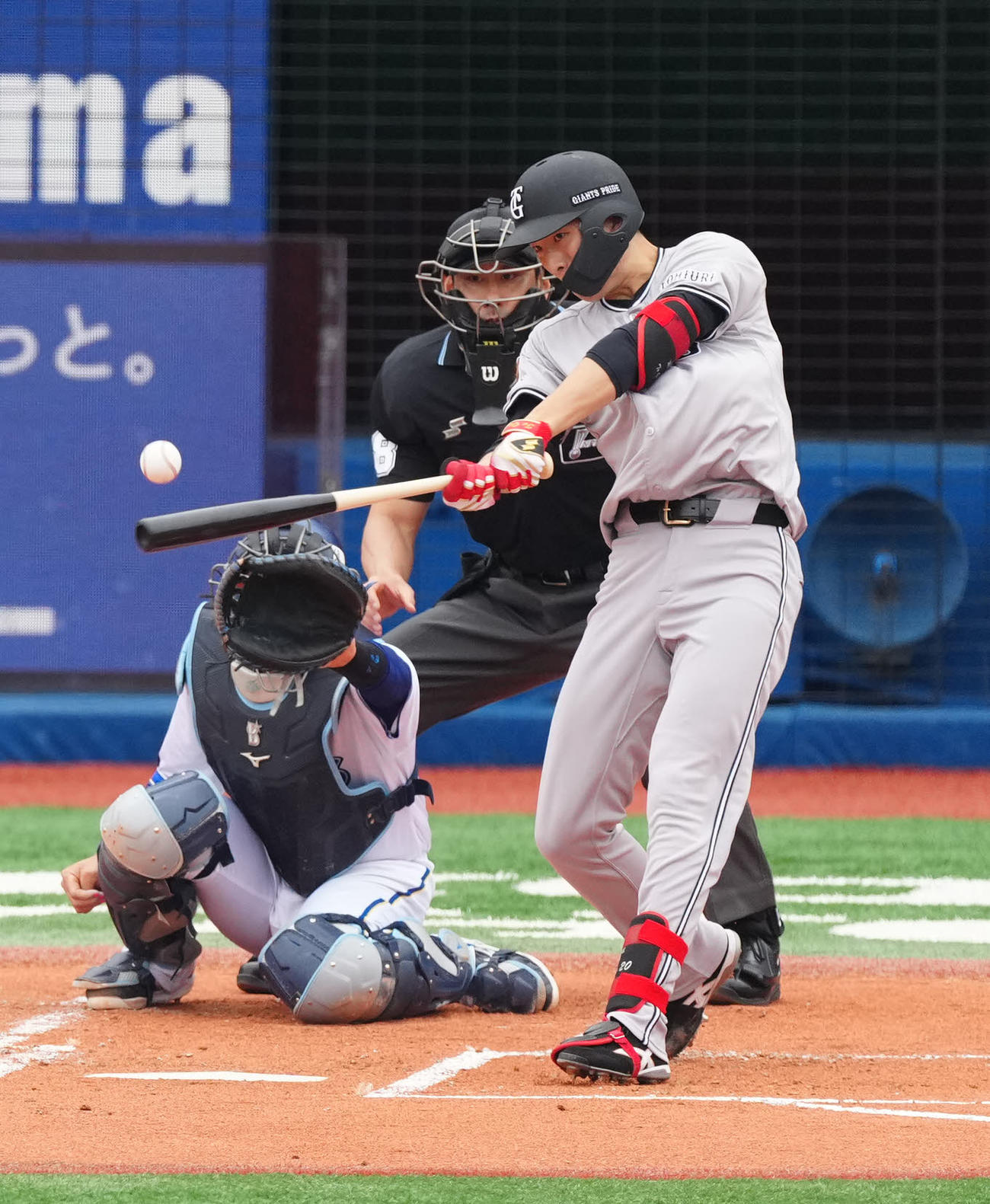 DeNA対巨人　1回表巨人2死一、二塁、適時打を放つ戸郷（撮影・江口和貴）