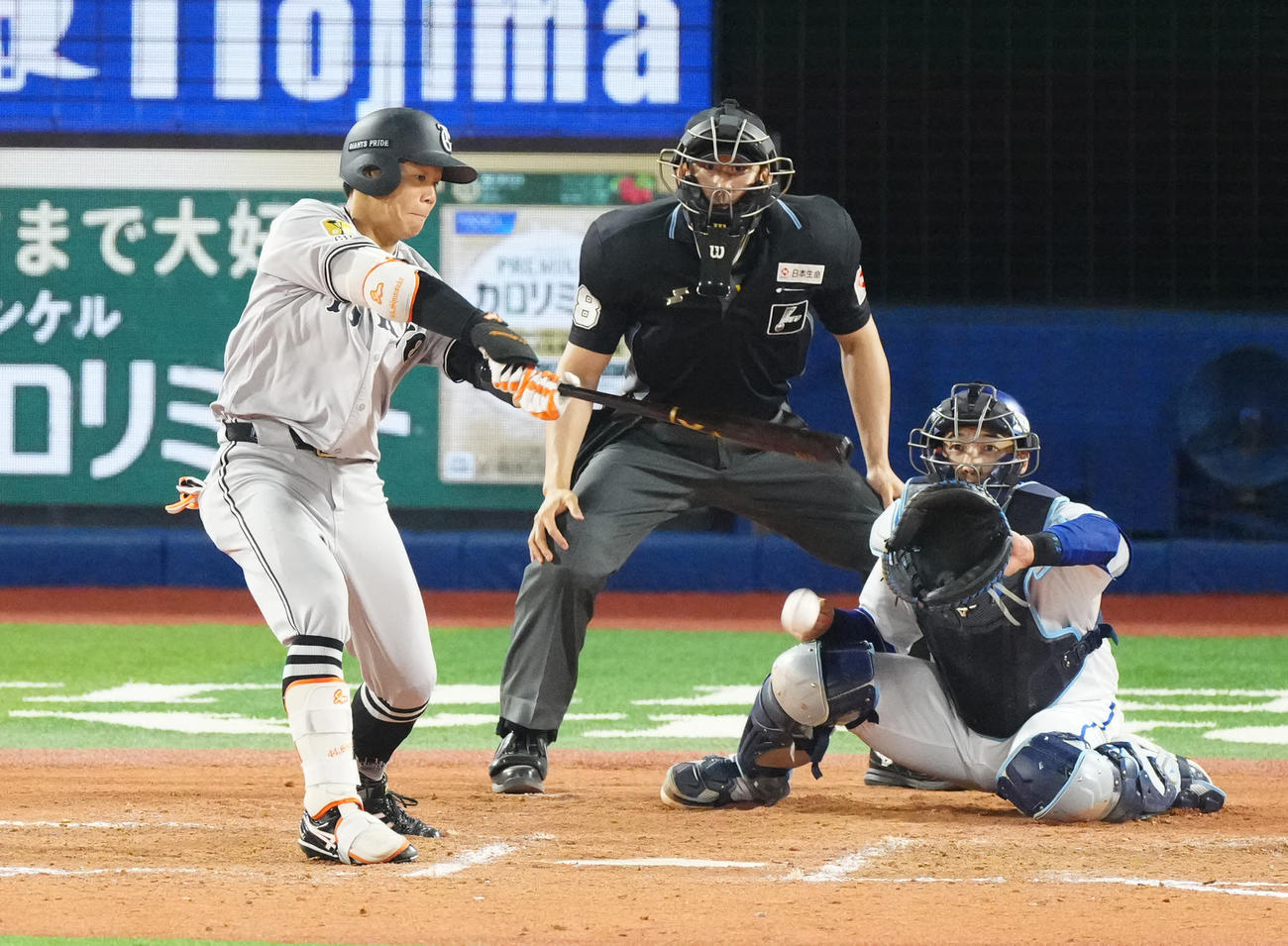 DeNA対巨人　11回表巨人1死満塁、適時内野安打とする佐々木（撮影・江口和貴）