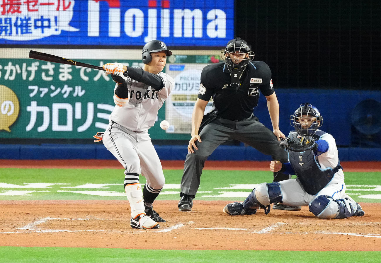 DeNA対巨人　11回表巨人1死満塁、適時内野安打とする佐々木（撮影・江口和貴）