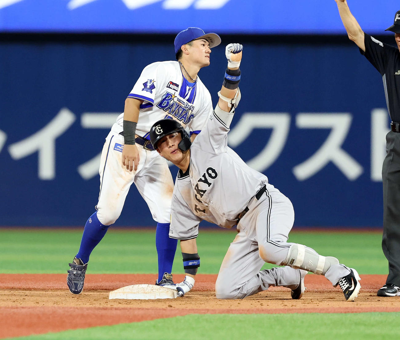 DeNA対巨人　11回表巨人無死、小林は二塁打を放ちポーズ（撮影・浅見桂子）