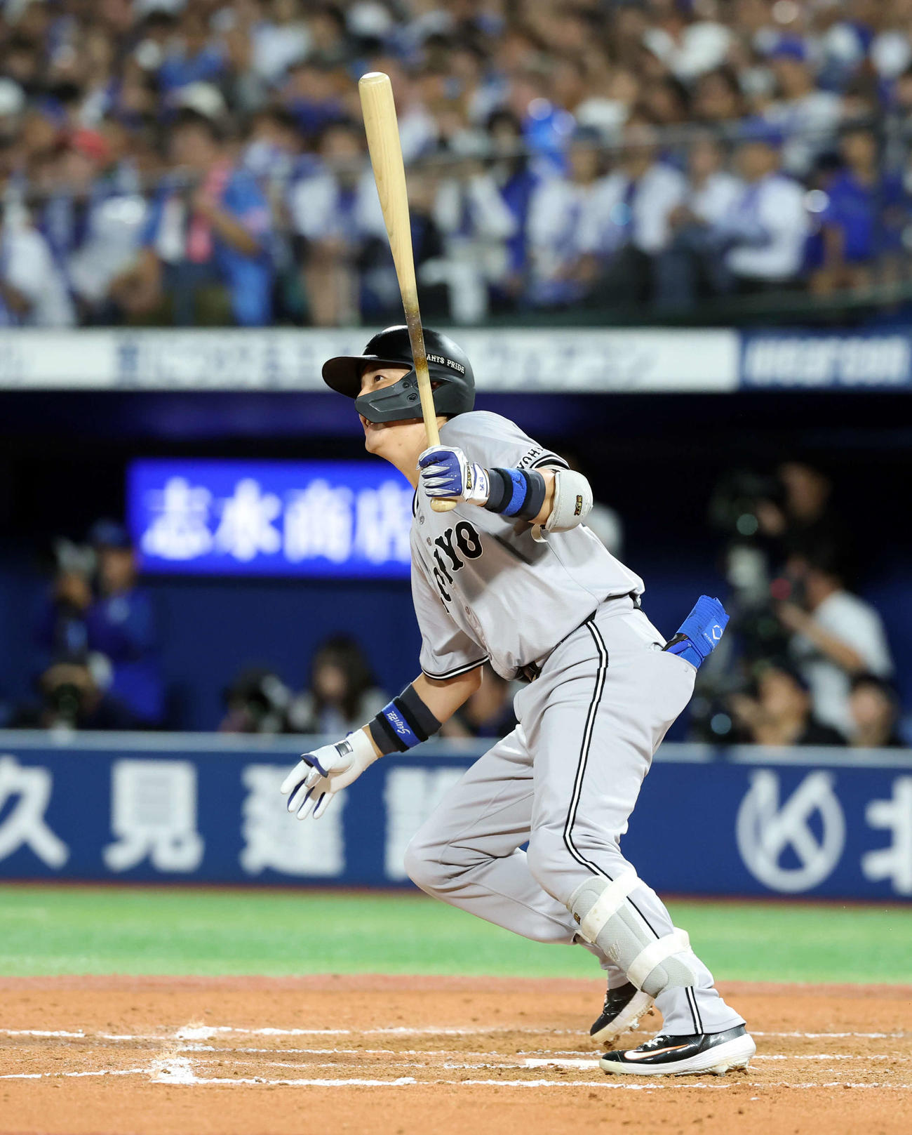 DeNA対巨人　11回表巨人無死、小林は二塁打を放つ（撮影・浅見桂子）