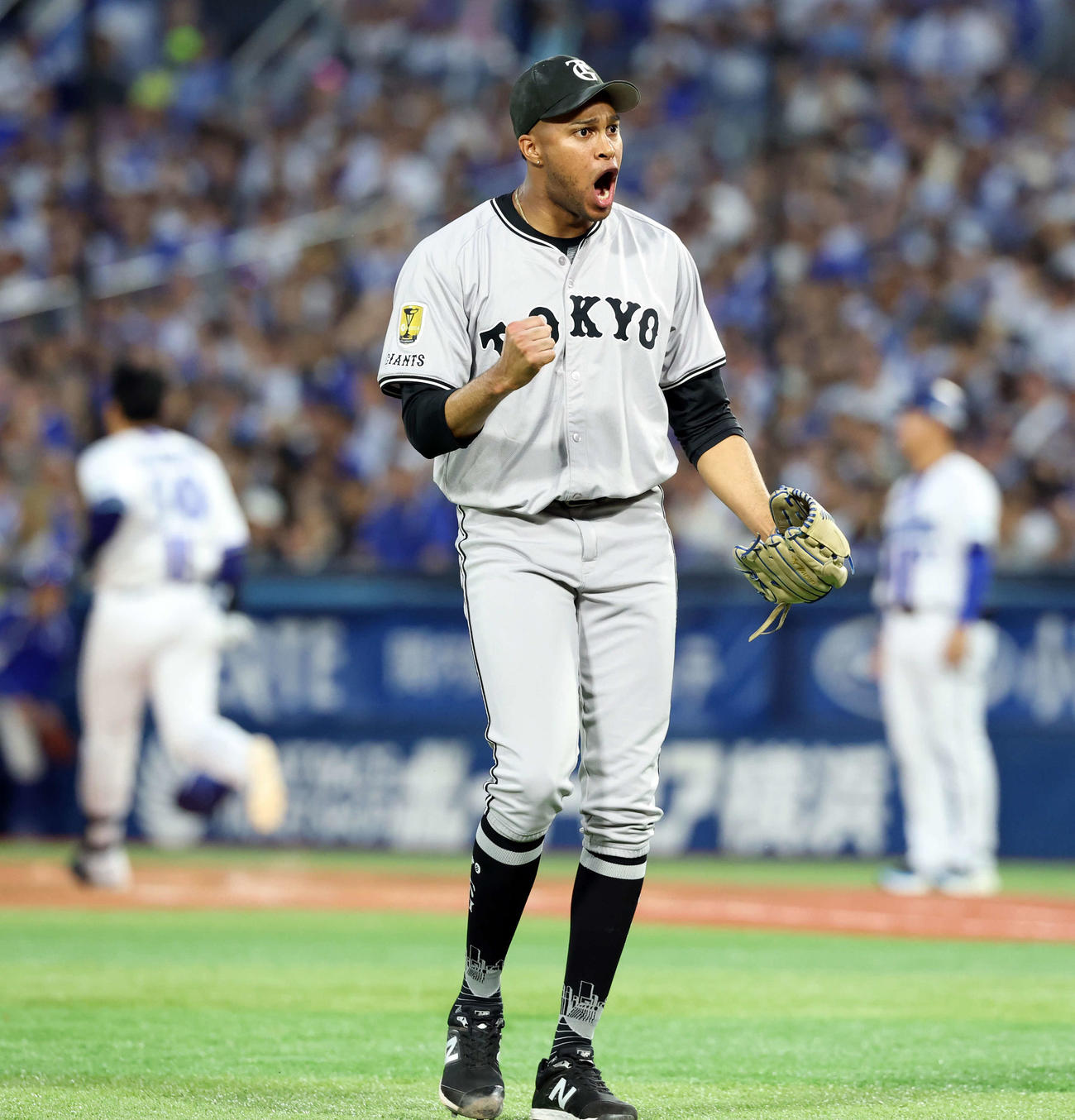 DeNA対巨人　8回裏DeNA2死満塁、山本を遊ゴロに仕留めたマルティネスは雄叫びを上げてガッツポーズ（撮影・浅見桂子）