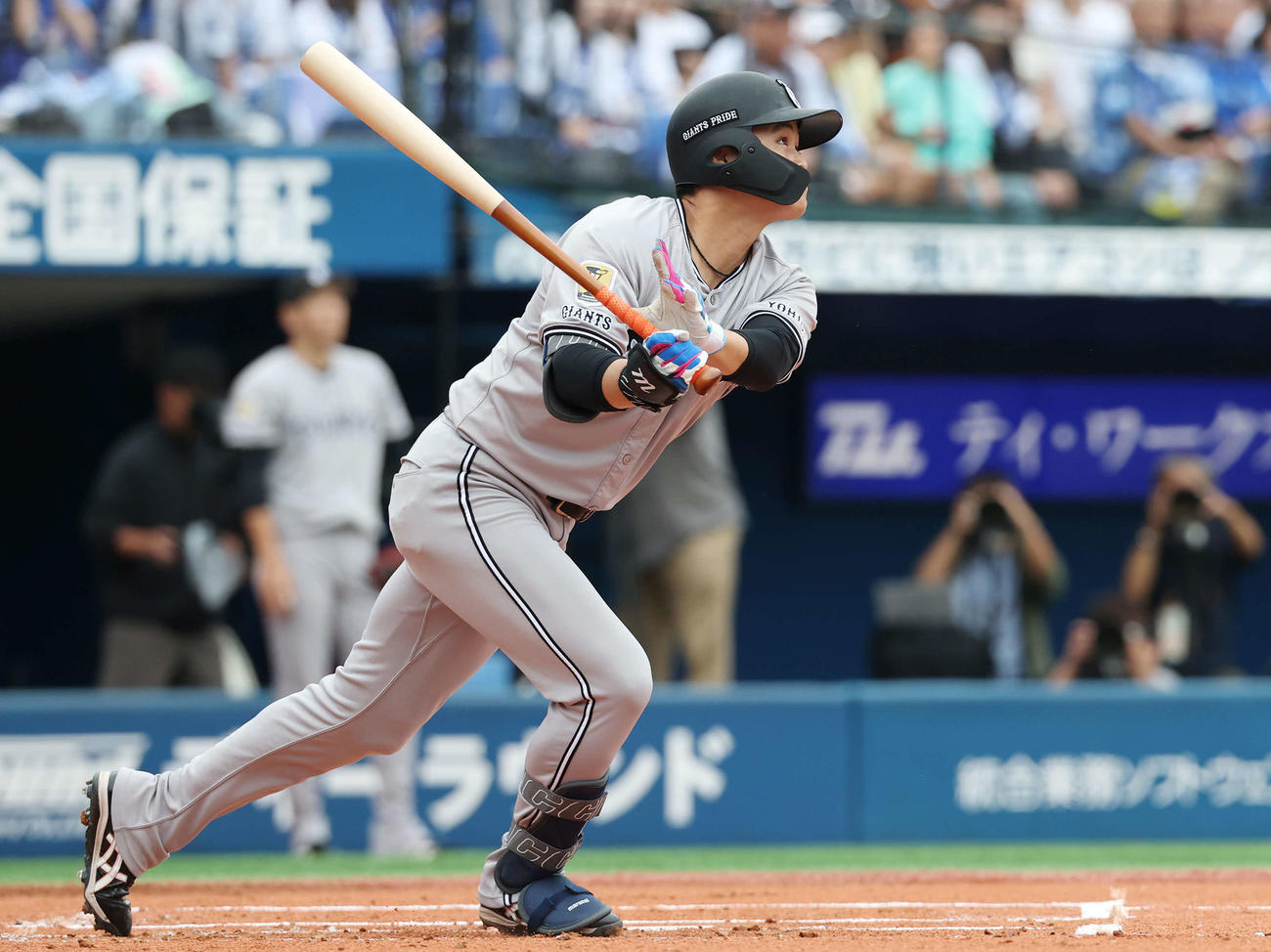DeNA対巨人　1回表巨人2死一、二塁、右中間へ3点本塁打を放つ中山（撮影・宮地輝）