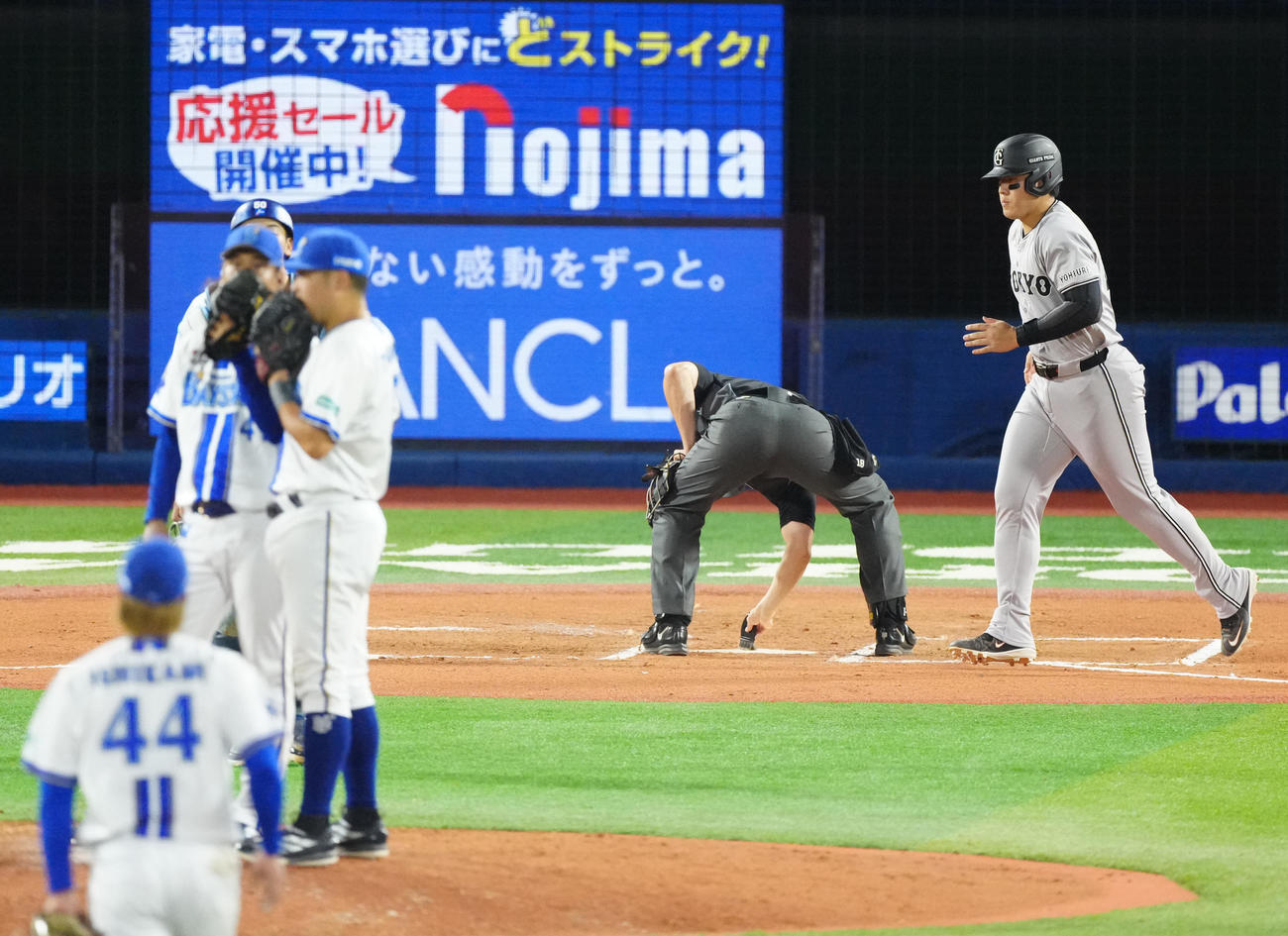 DeNA対巨人　10回表巨人1死二塁、申告敬遠で一塁へ向かう岡本（右）（撮影・江口和貴）