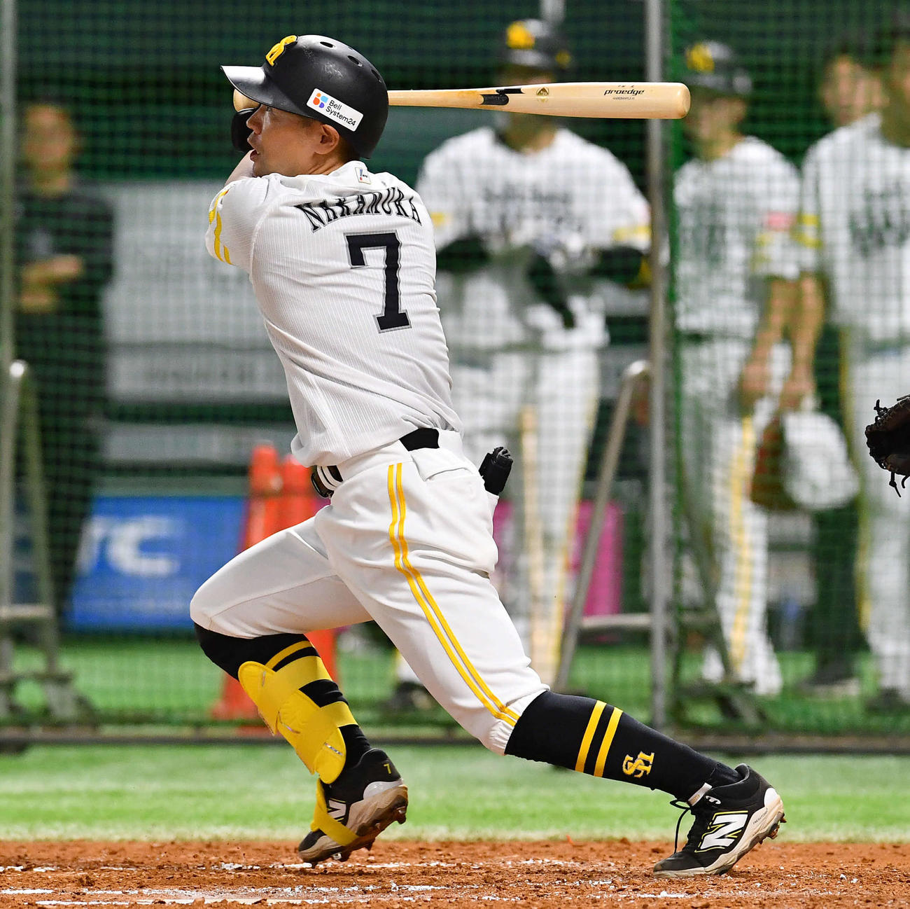 ライブBPで2本目の長打を放つソフトバンク中村（撮影・岩下翔太）
