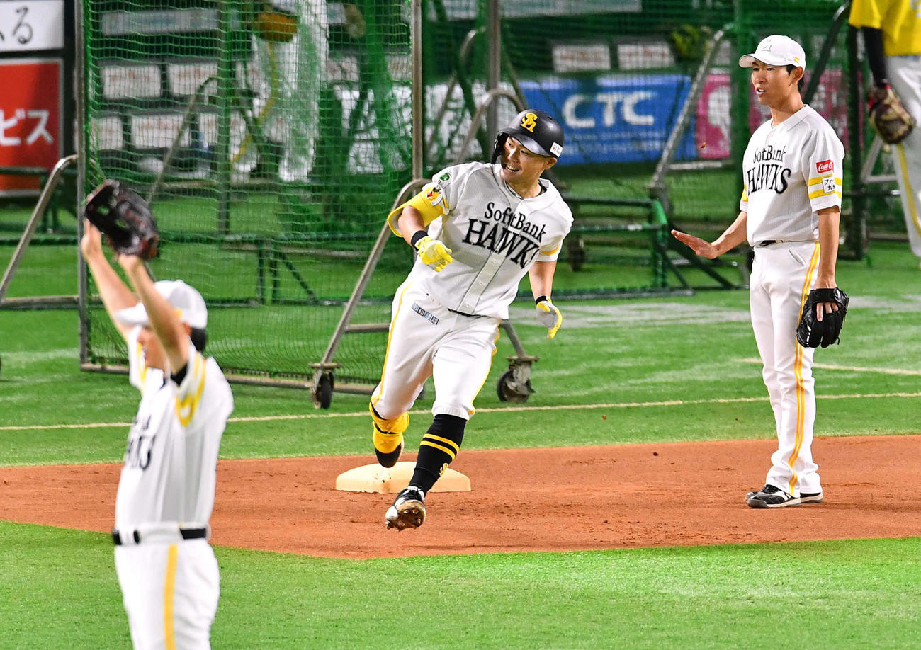 ライブBPで長打を放ち、笑顔で一塁を回るソフトバンク中村（撮影・岩下翔太）