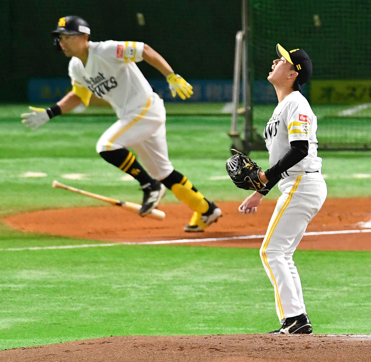 ライブBPで中村（左）に長打を打たれたソフトバンク大津（撮影・岩下翔太）