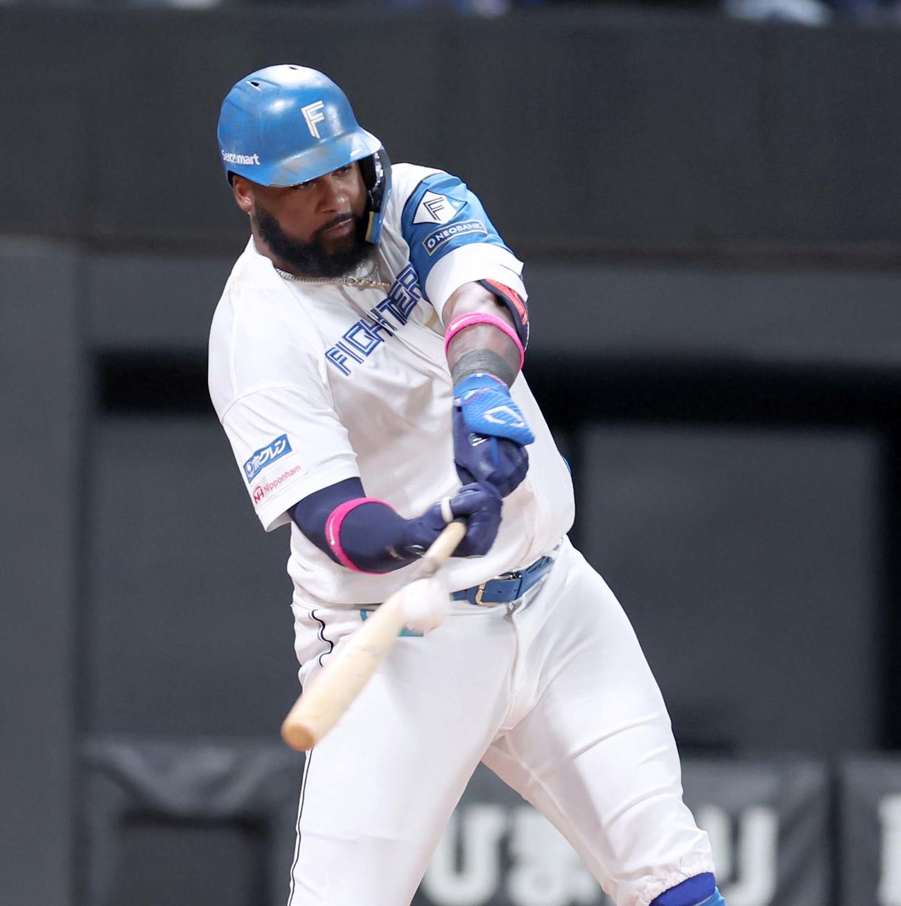 日本ハム対オリックス　8回裏日本ハム2死一、二塁、右前2点適時打を放つレイエス（撮影・黒川智章）