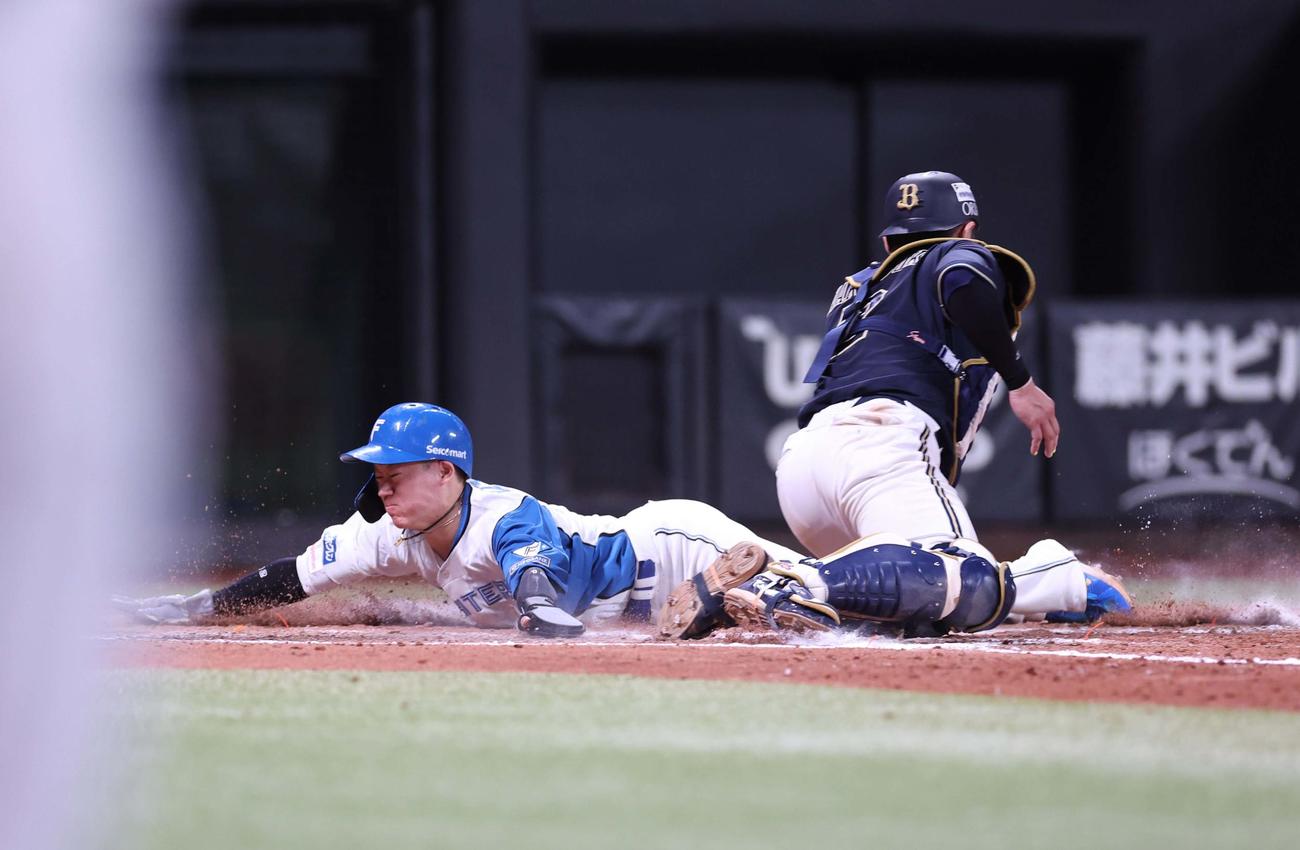 日本ハム対オリックス　8回裏日本ハム2死一、二塁、レイエスの右前2点適時打で生還する一塁走者矢沢（撮影・黒川智章）