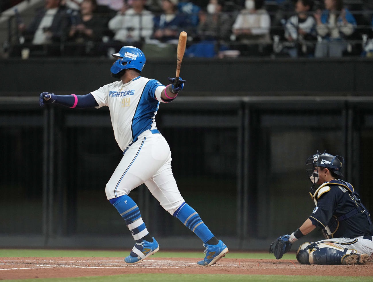 日本ハム対オリックス　8回裏日本ハム2死一、二塁、2点適時打を放すレイエス（撮影・井上学）