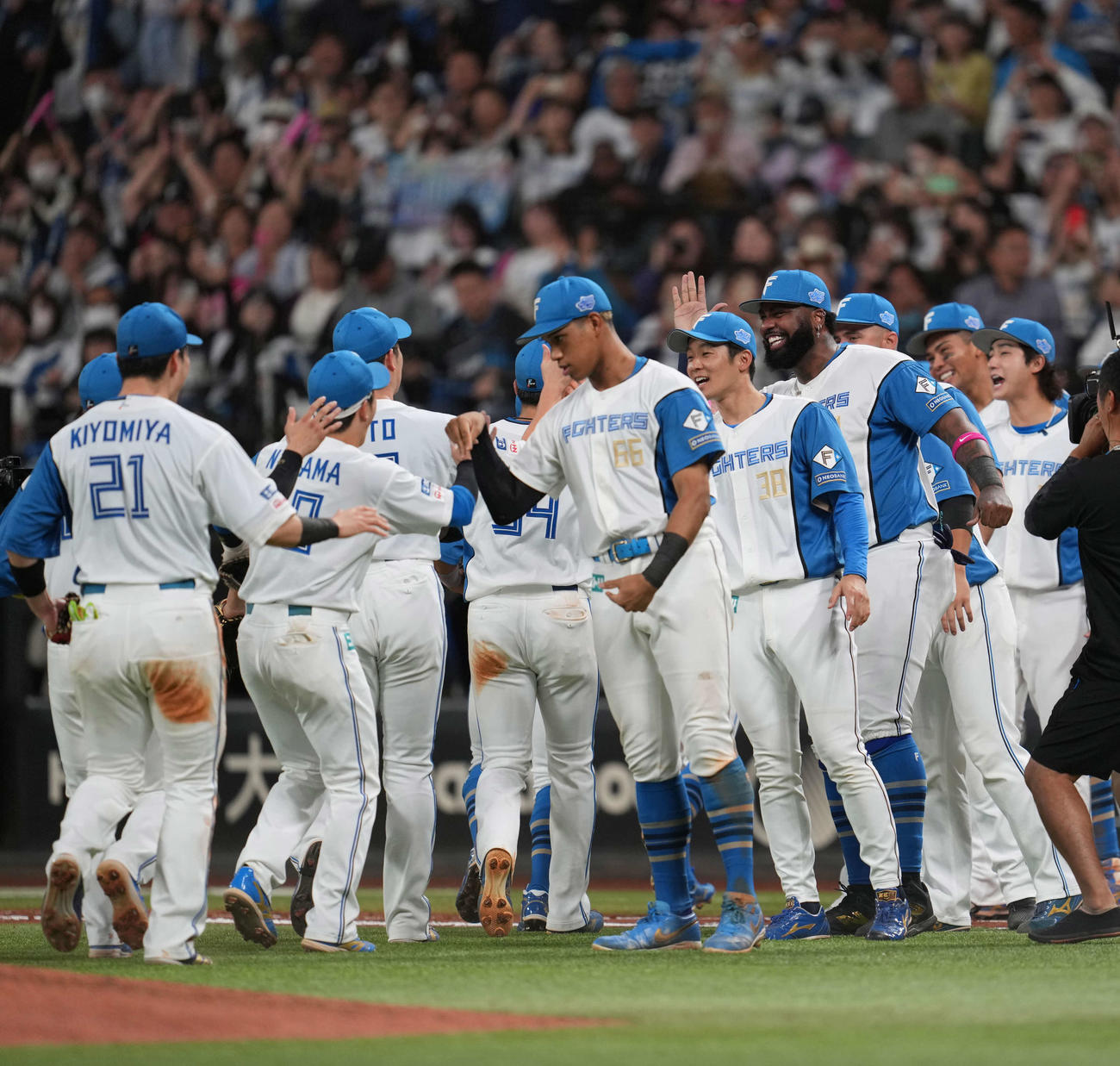日本ハム対オリックス　オリックスに連勝し喜ぶレイエス（右から4人目）ら日本ハムナイン（撮影・井上学）