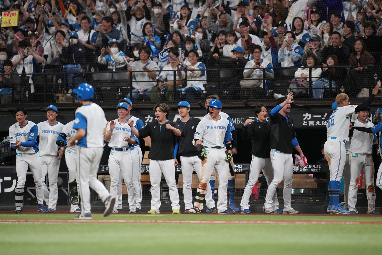 日本ハム対オリックス　8回裏日本ハム2死一、二塁、レイエスの2点適時打で喜ぶ日本ハムナイン（撮影・井上学）