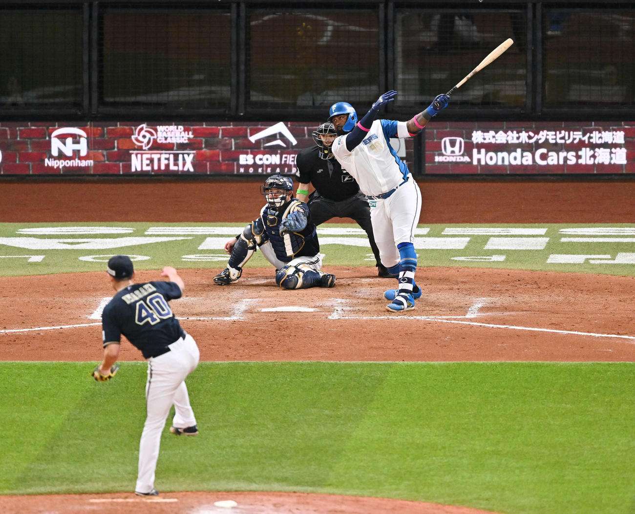 日本ハム対オリックス　8回裏日本ハム2死一、二塁、レイエスは2点適時打を放つ。投手岩崎（撮影・滝沢徹郎）