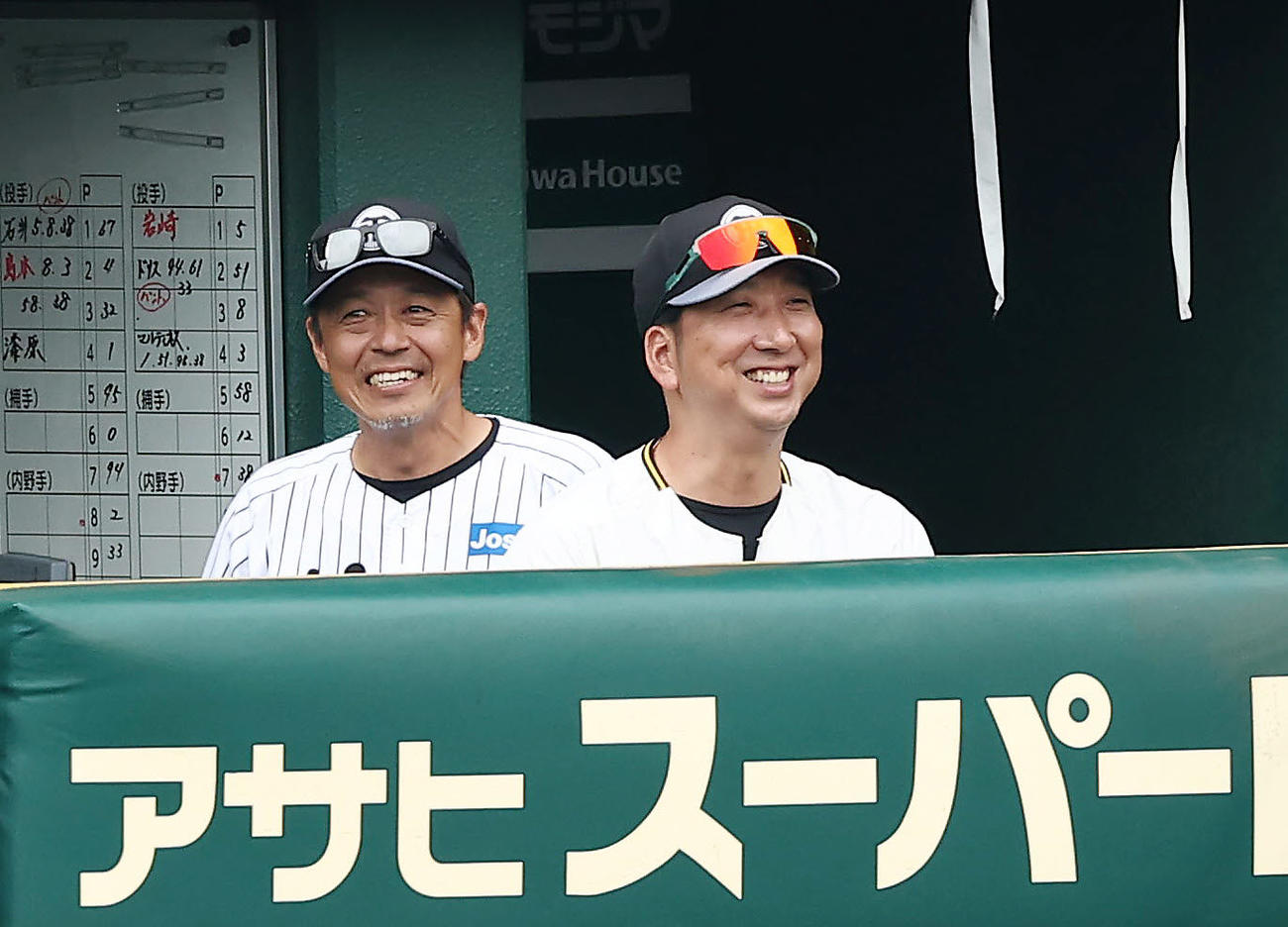 笑顔を見せながらシート打撃を見守る阪神藤川監督。左は藤本総合コーチ（撮影・前田充）