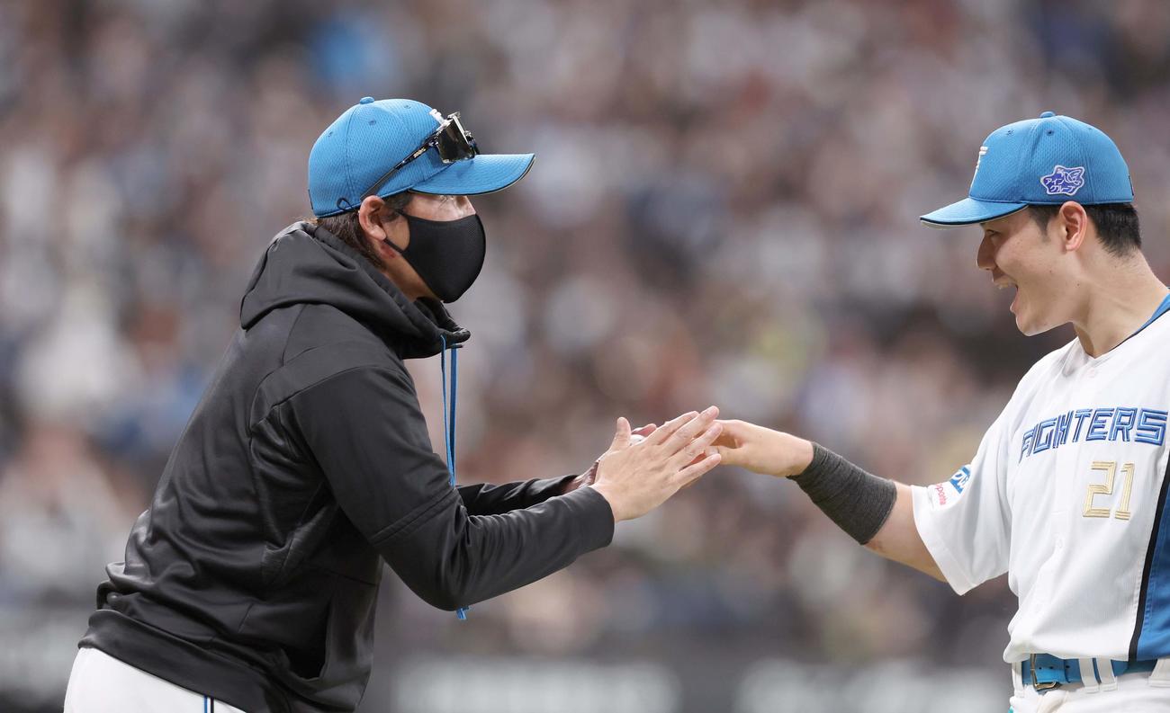 日本ハム対オリックス　試合後、清宮幸からウイニングボールを受け取る新庄監督（撮影・黒川智章）