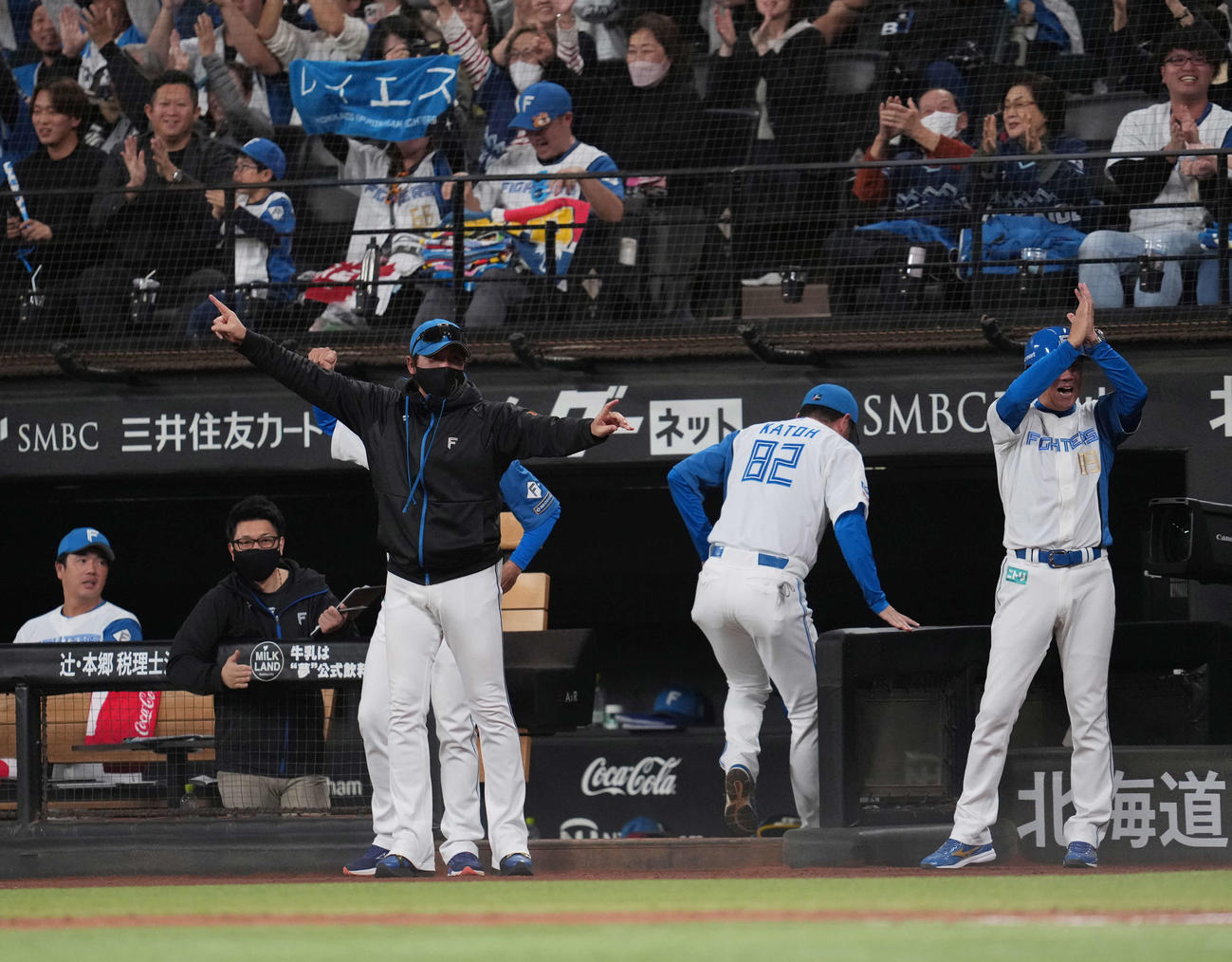 日本ハム対オリックス　8回裏日本ハム2死一、二塁、レイエスの2点適時打で喜ぶ新庄監督（中央）（撮影・井上学）