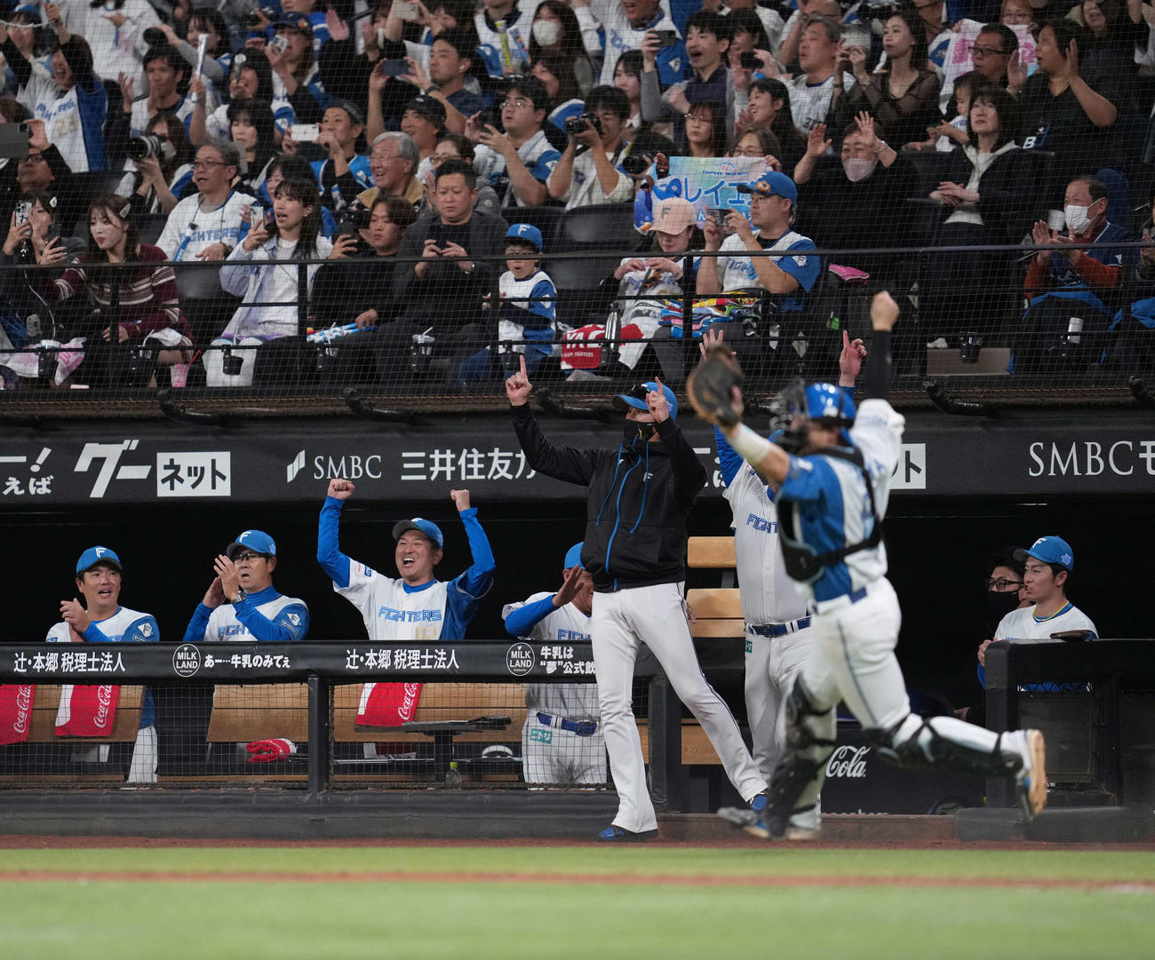 日本ハム対オリックス　オリックスに連勝しガッツポーズの日本ハム新庄監督（中央）（撮影・井上学）