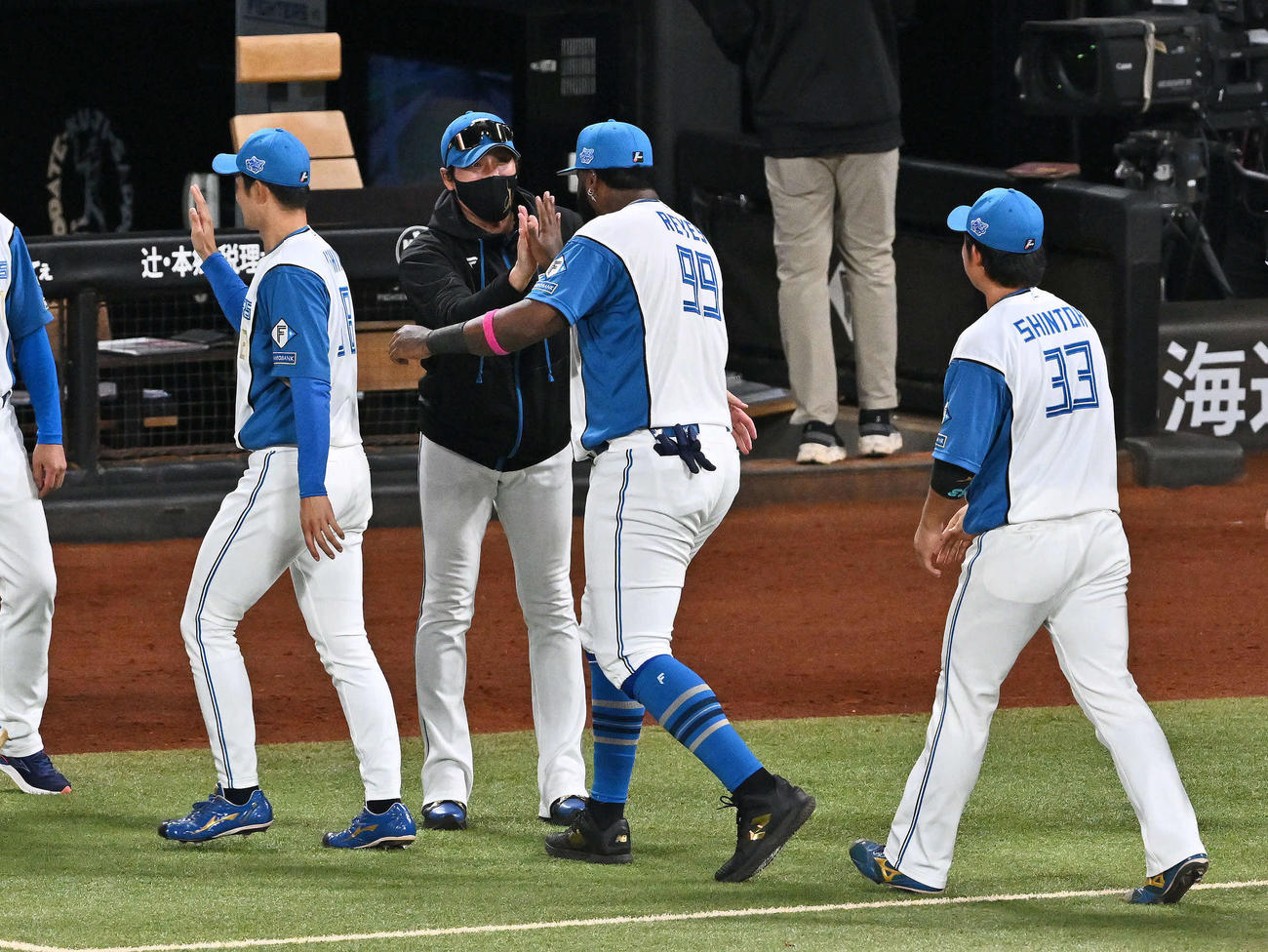 日本ハム対オリックス　試合後、日本ハム新庄監督（左から2人目）はレイエスとタッチを交わす（撮影・滝沢徹郎）