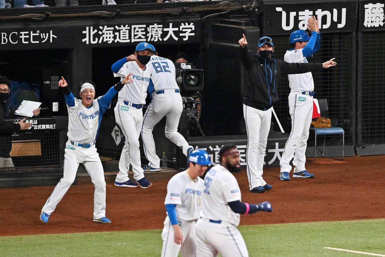 日本ハム対オリックス　8回裏日本ハム2死一、二塁、レイエス（手前右）の2点適時打で逆転し喜ぶ新庄監督（後方右から2人目）ら（撮影・滝沢徹郎）