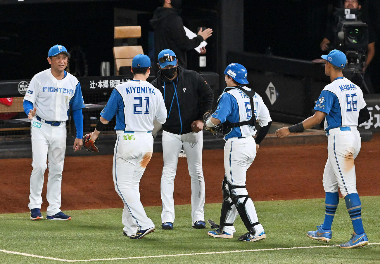 日本ハム対オリックス　試合後、日本ハム新庄監督（中央）は清宮幸から記念球を受け取る（撮影・滝沢徹郎）
