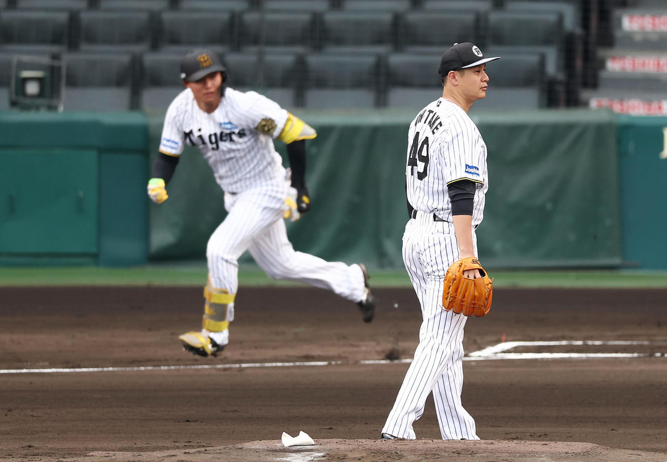 シート打撃で森下（左）を打ち取る阪神大竹（撮影・前田充）