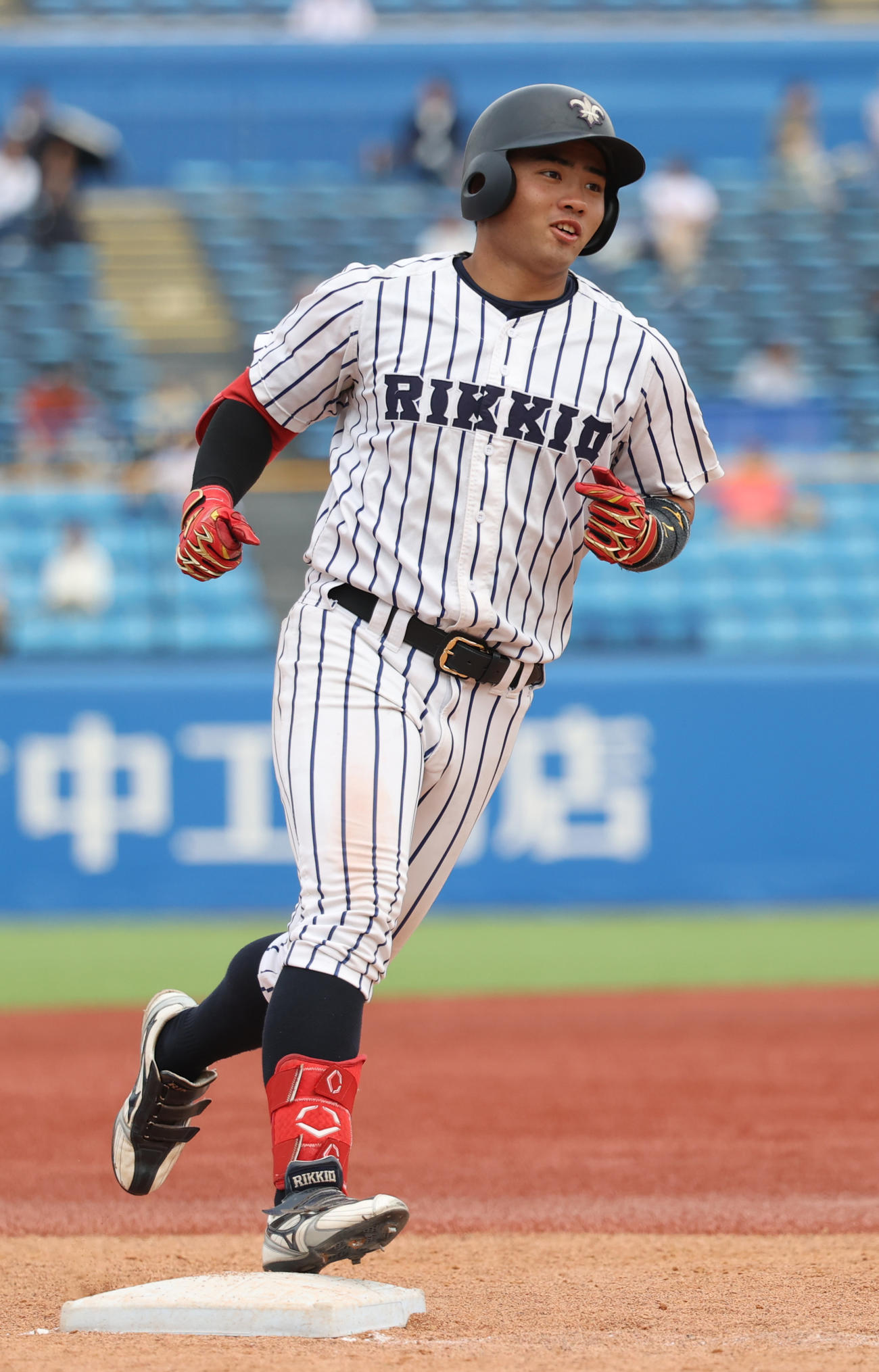 東大対立大　5回裏立大1死一塁、山形は右越えに本塁打を放ち生還する（撮影・柴田隆二）